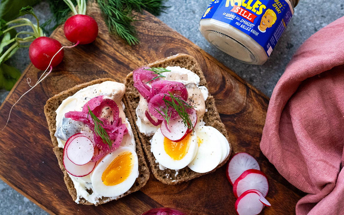 Rågbrödsmacka med ägg, Kalles sill, färskost, rädisor och picklad rödlök.