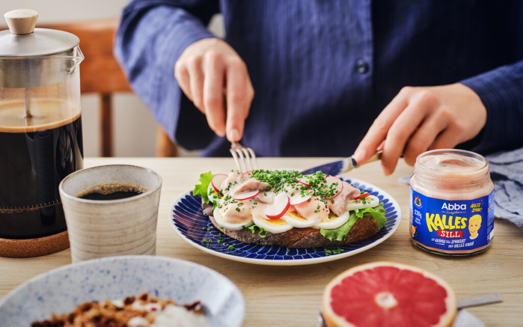 Frukost med rostad surdegsmacka med ägg, Kalles sill, skivade rädisor och hackad gräslök.